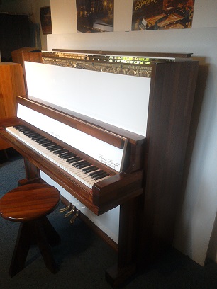 Pianino August Förster, povrch bílý polyester vysoký lesk
